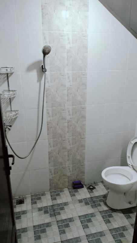 rumah siap huni 2 lantai dalam perumahan depok