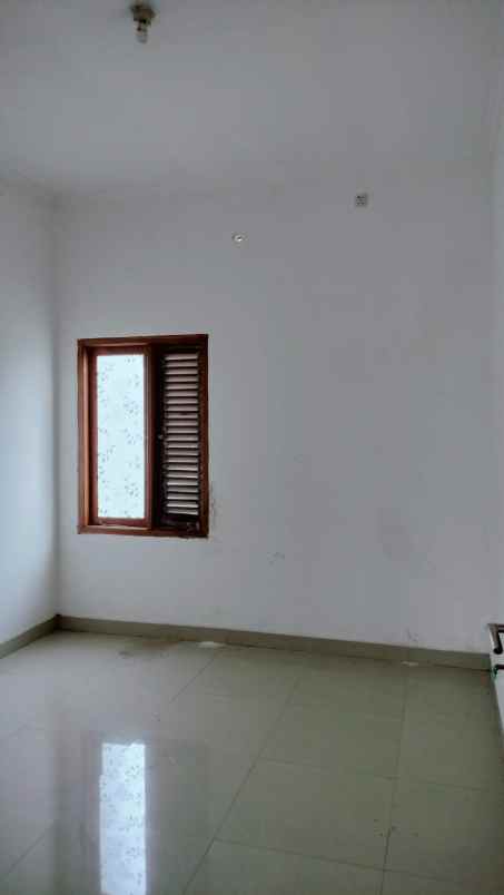 rumah siap huni 2 lantai dalam perumahan depok