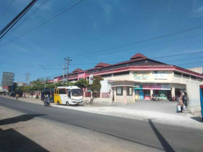 toko dan rumah persis di depan pasar bung karno
