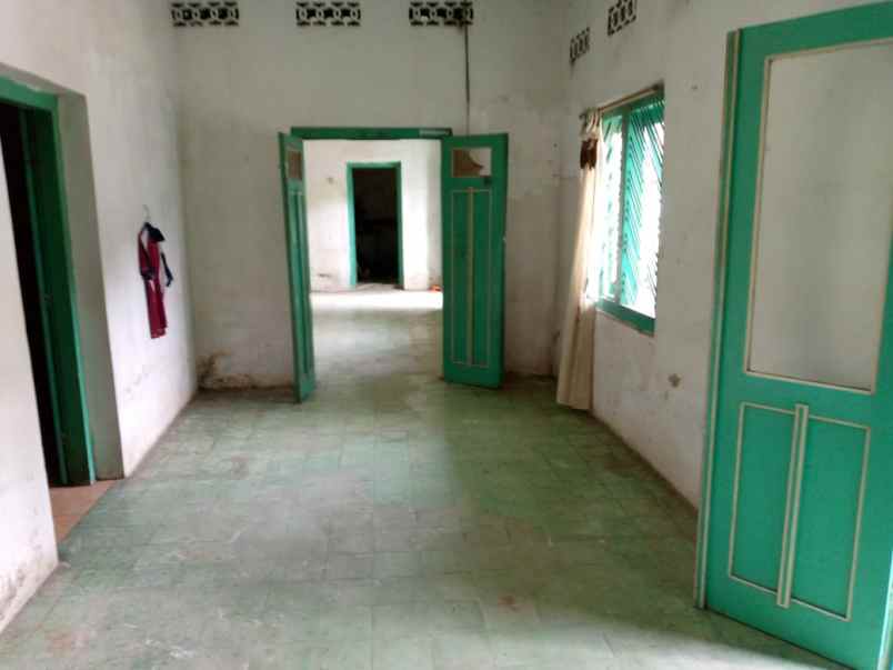 toko dan rumah persis di depan pasar bung karno