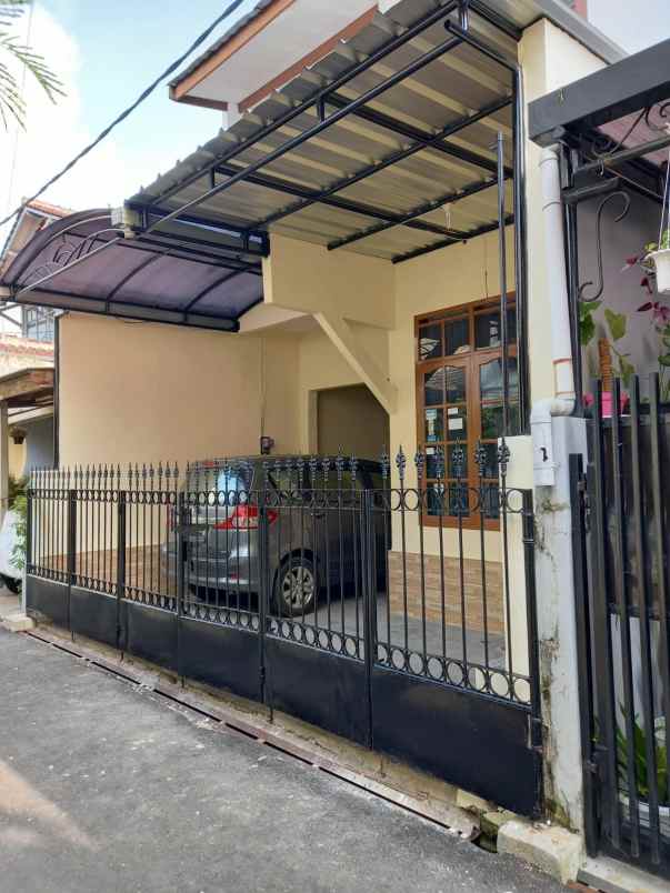 dijual rumah 2 lantai di pusat kota bandung