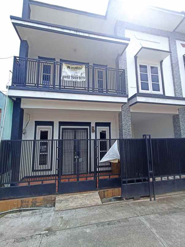dijual rumah 2 lantai siap huni cluster graha raflesia