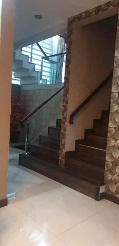 dijual rumah antapani