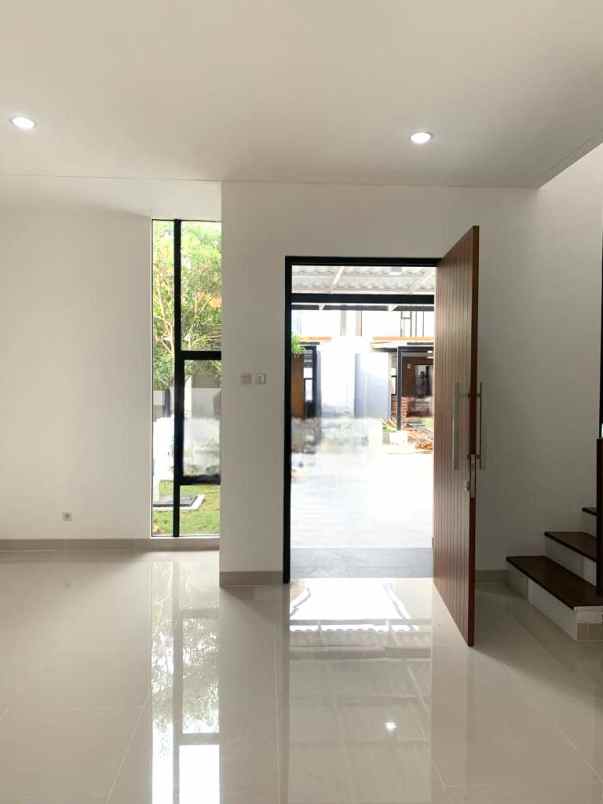 dijual rumah cluster jura metland