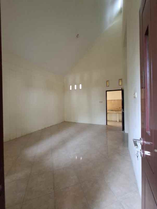 dijual rumah di taman kota ciperna