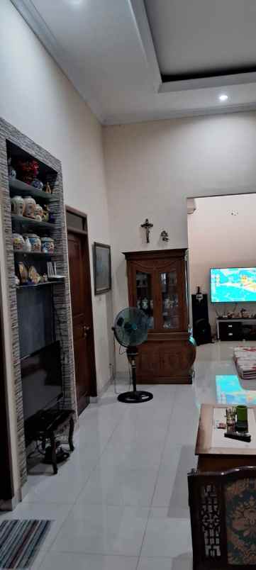 dijual rumah dianggrek loka graha raya