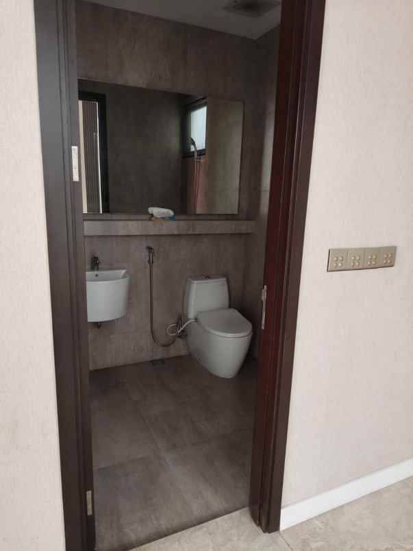 dijual rumah full furnished di nava park bsd