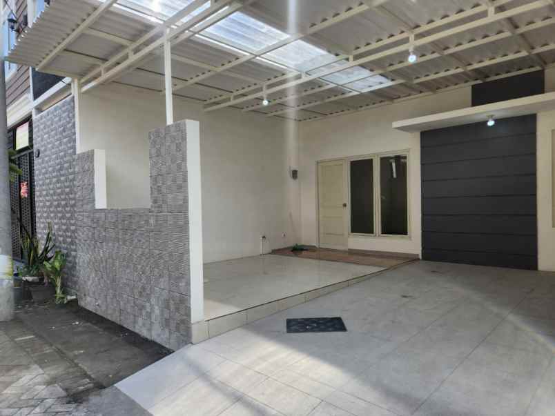 dijual rumah green mansion lontar