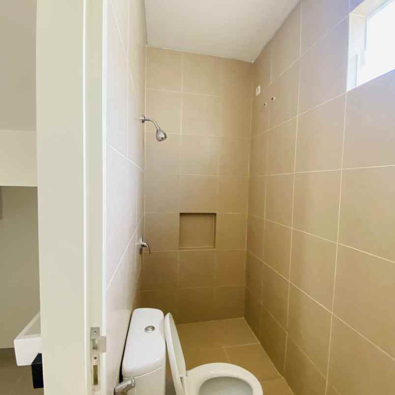 dijual rumah greenlake citraland