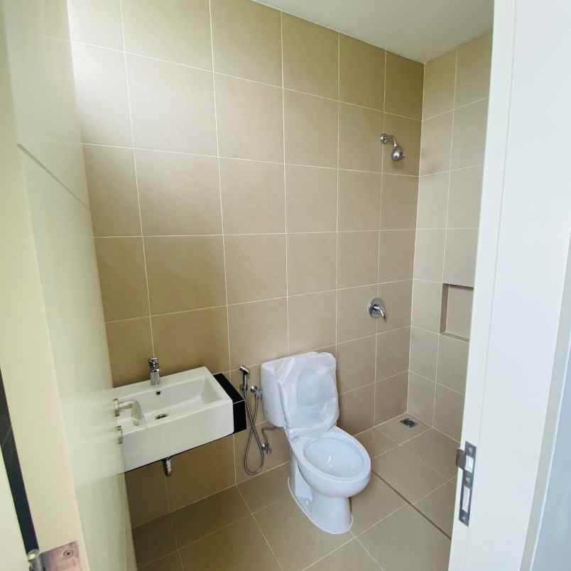 dijual rumah greenlake citraland