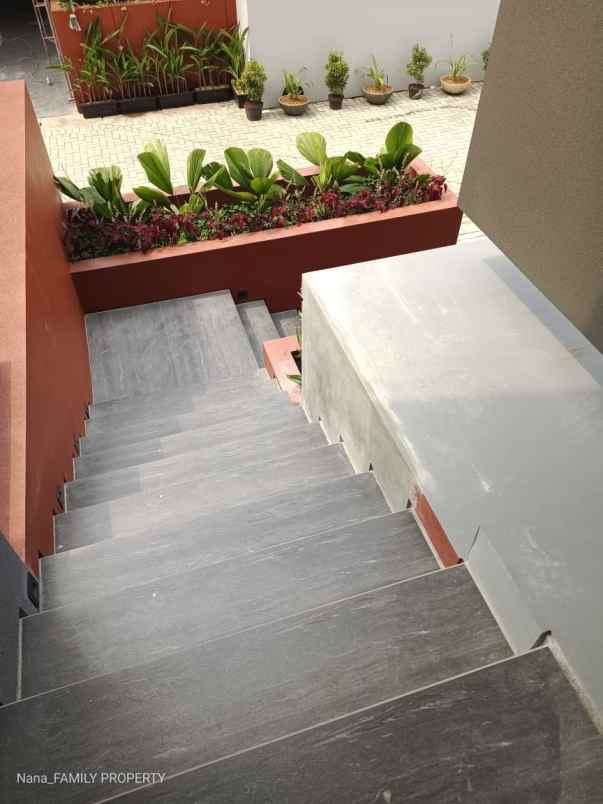 dijual rumah jalan raya bintaro