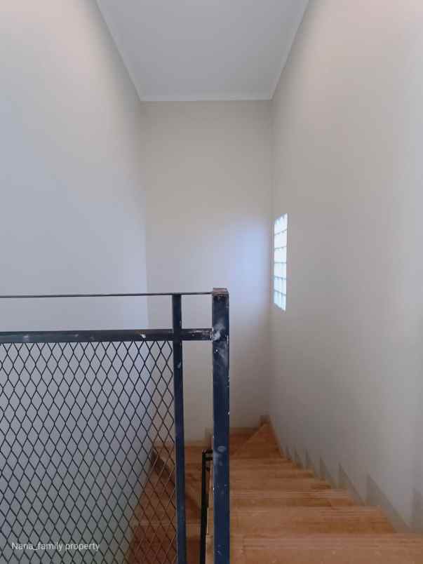 dijual rumah jalan raya bintaro