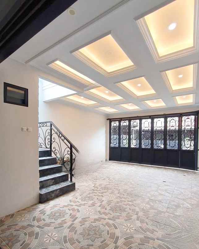 dijual rumah jalan raya jati padang jakarta