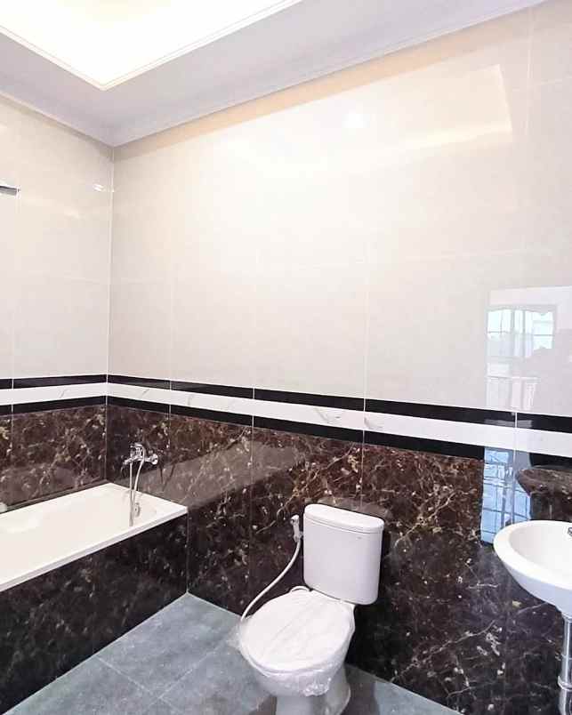 dijual rumah jalan raya jati padang jakarta