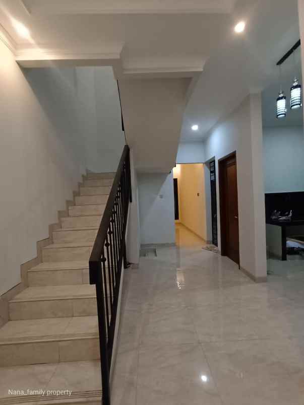 dijual rumah jalan raya kembangan joglo