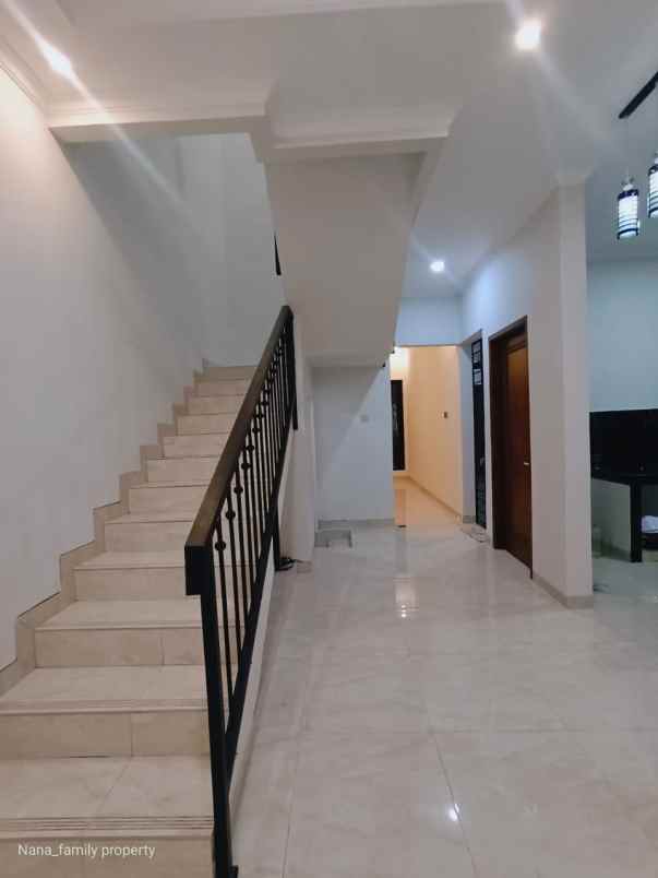dijual rumah jalan raya kembangan joglo