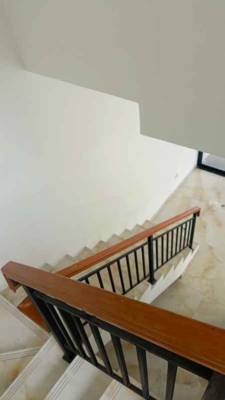 dijual rumah jalan raya kembangan puri