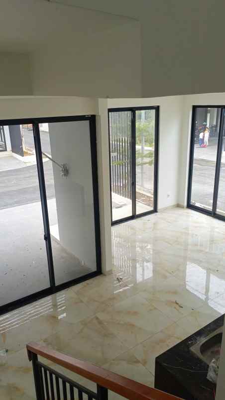 dijual rumah jalan raya kembangan puri