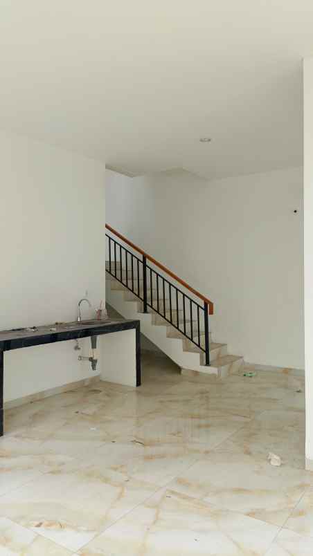 dijual rumah jalan raya kembangan puri