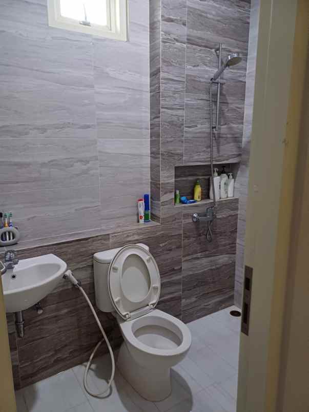 dijual rumah jalan royal residence