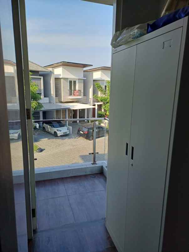dijual rumah jalan royal residence
