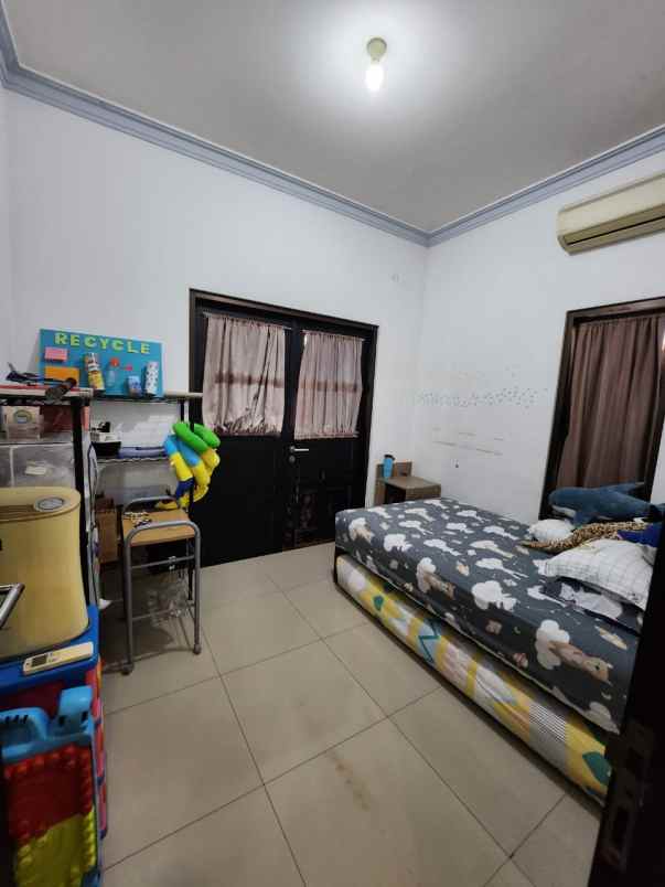 dijual rumah jalan royal residence