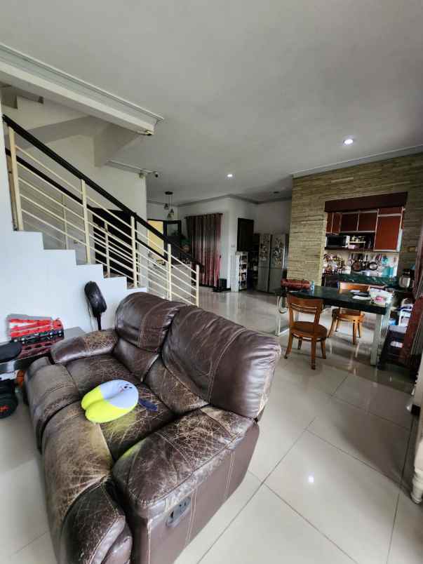 dijual rumah jalan royal residence