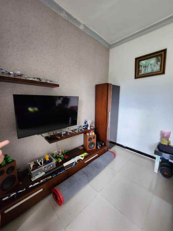 dijual rumah jalan royal residence