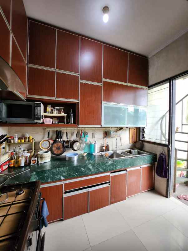 dijual rumah jalan royal residence