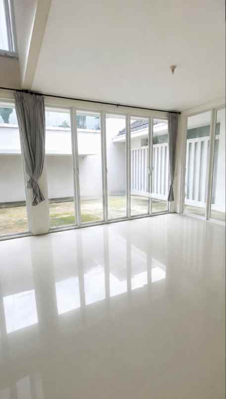 dijual rumah jalan royal residence