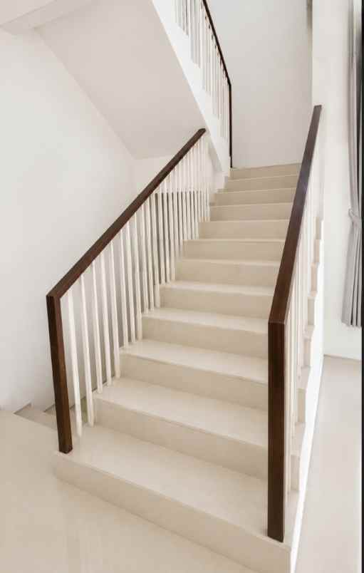dijual rumah jalan royal residence