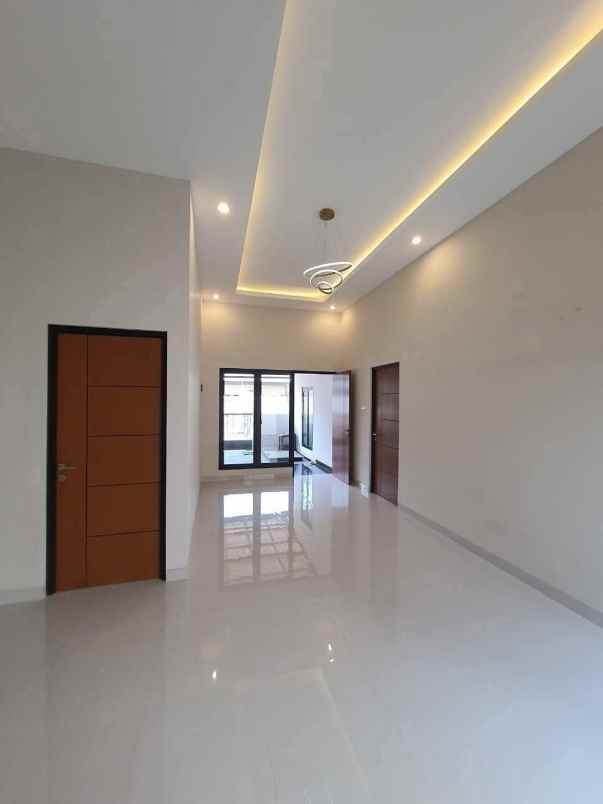 dijual rumah jalan wiguna