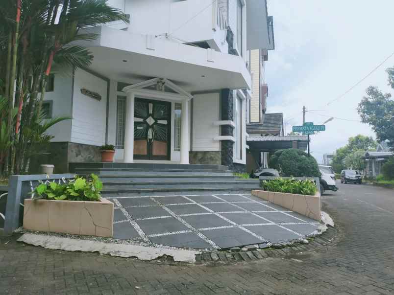 dijual rumah jl dr angka karangkobar