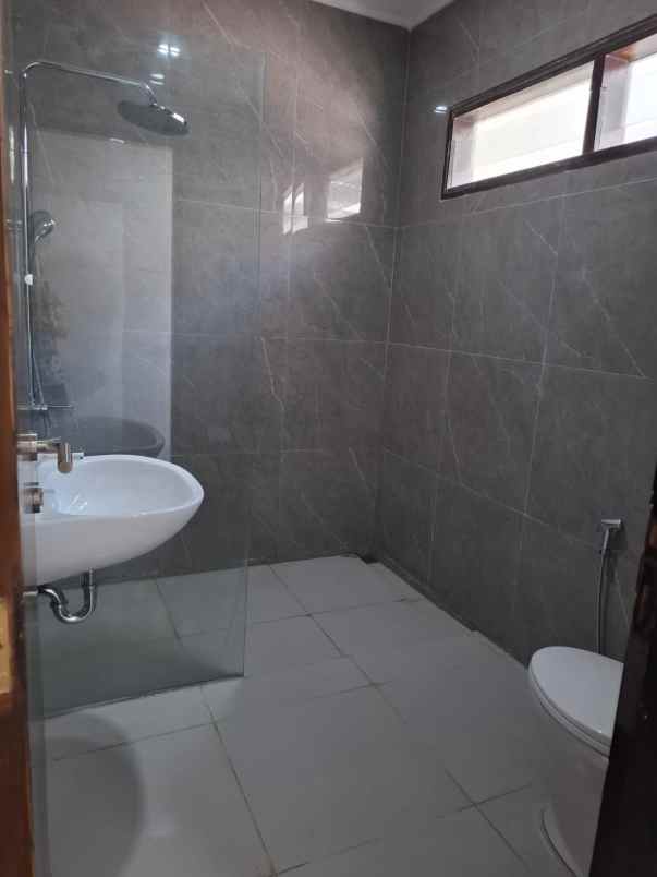 dijual rumah jl kertajaya indah manyar