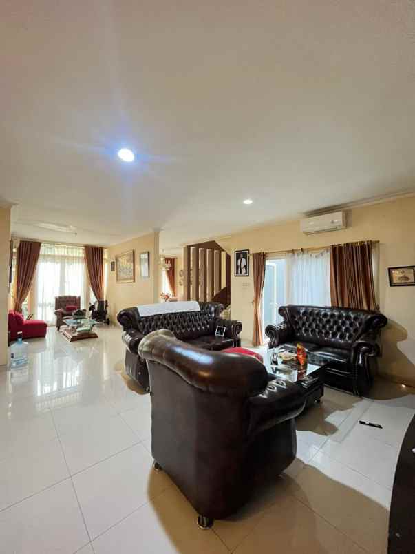 dijual rumah jl wisata utama ciangsana