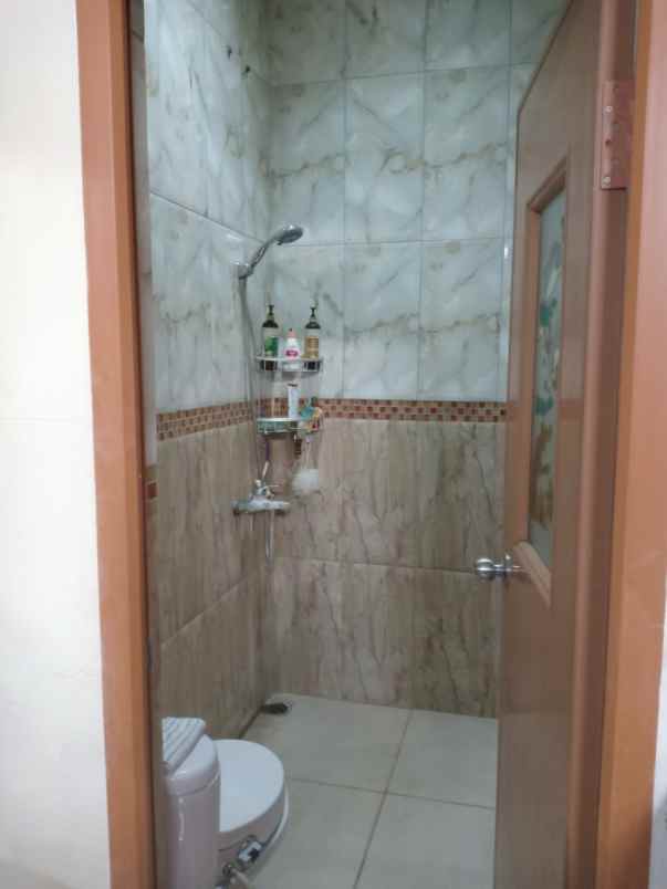 dijual rumah kayu putih