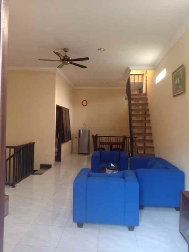 dijual rumah kayu putih