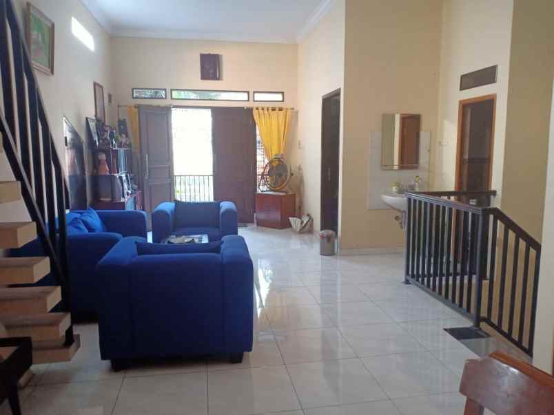 dijual rumah kayu putih