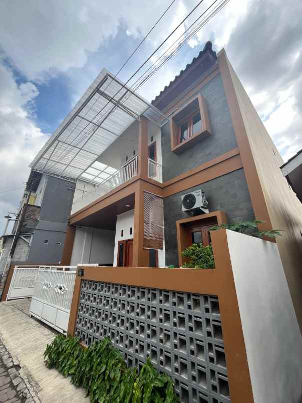 dijual rumah kocoran caturtunggal kec