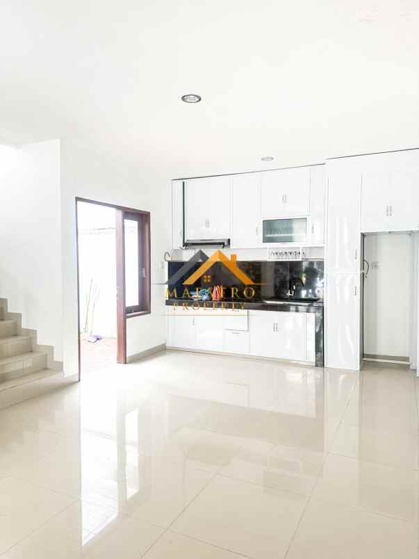 dijual rumah komplek mayfair residence