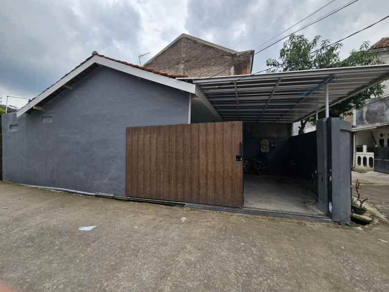 dijual rumah komplek permata biru