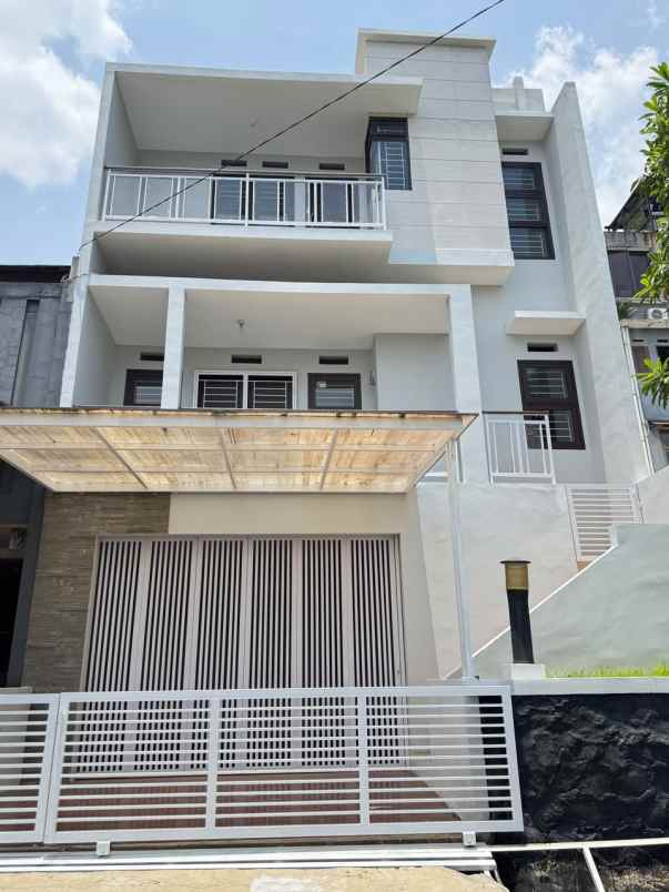 dijual rumah komplek sayana terrace