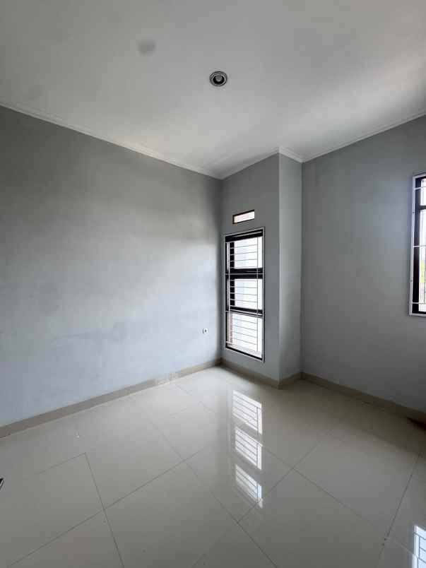 dijual rumah komplek sayana terrace