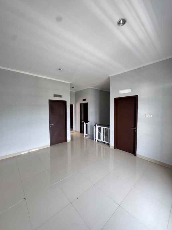 dijual rumah komplek sayana terrace