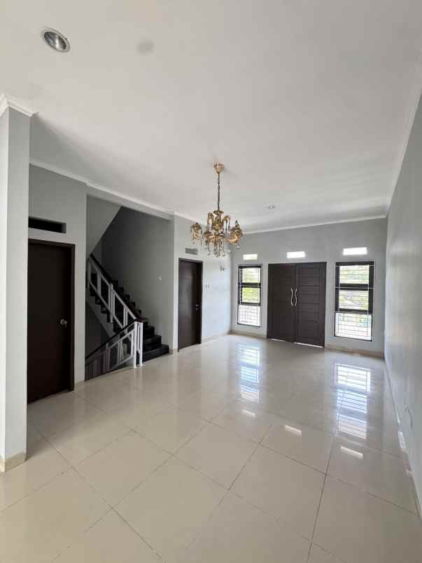 dijual rumah komplek sayana terrace