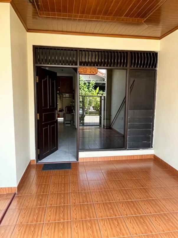 dijual rumah komplek sbs