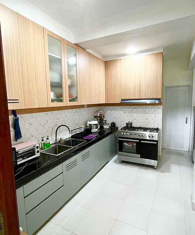 dijual rumah komplek vila cinere mas