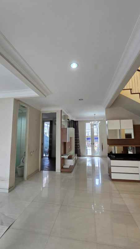 dijual rumah la rizwood pakuwon indah
