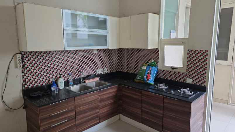 dijual rumah la rizwood pakuwon indah