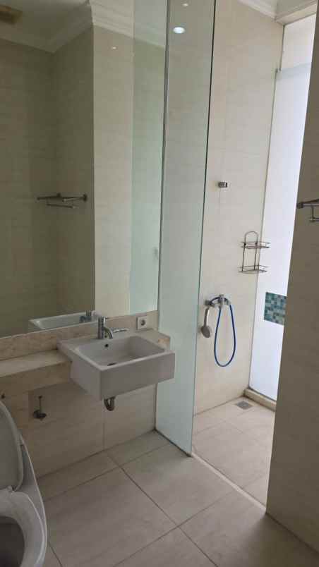 dijual rumah la rizwood pakuwon indah